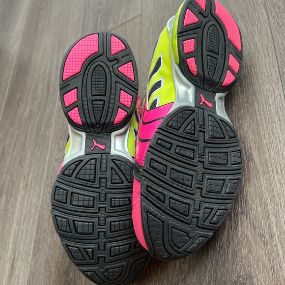 NWOT Bright pink neon PUMA running ecoortholite tennis athletic shoes 7.5 - Picture 3 of 4